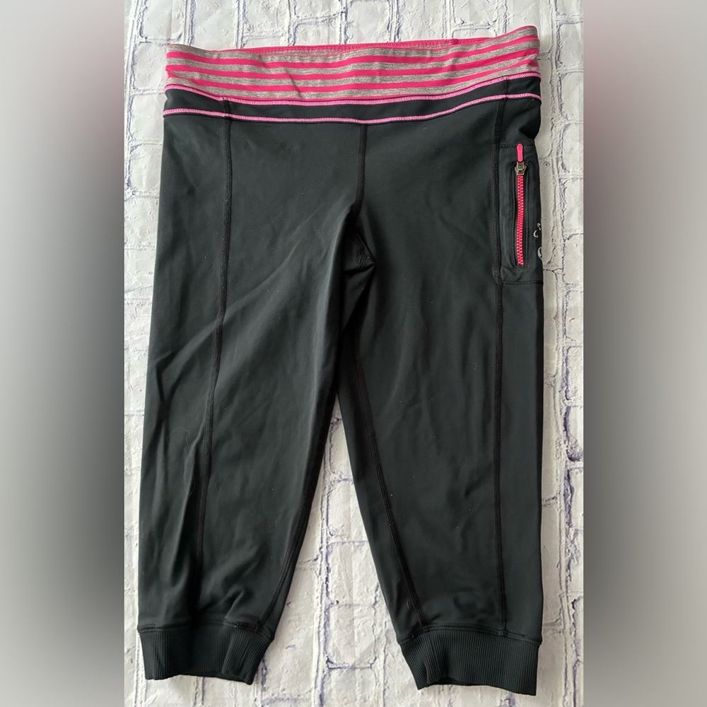 LULULEMON womens size 6 Capri bottoms